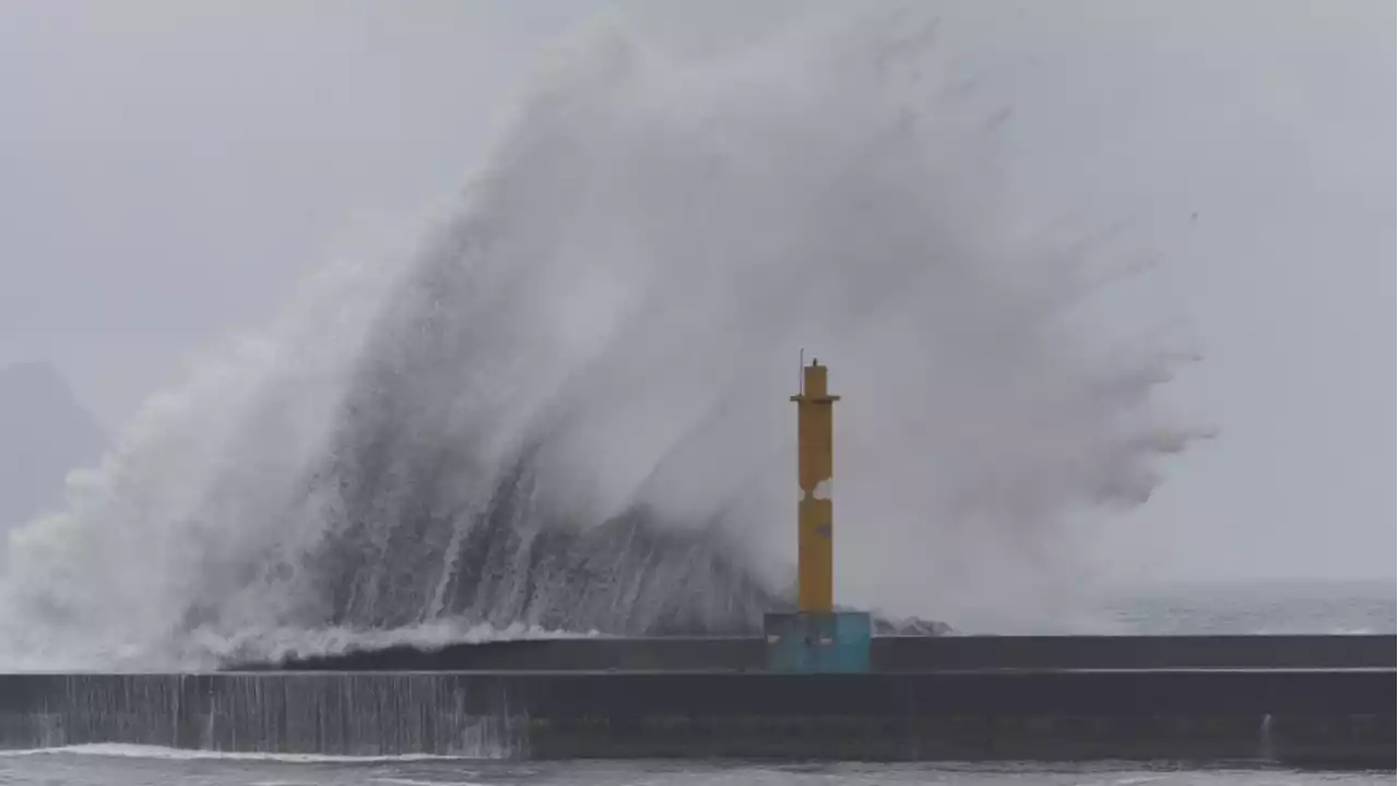 Offshore Typhoon Mawar lashes eastern Taiwan, northern Philippines as it heads for southern Japan