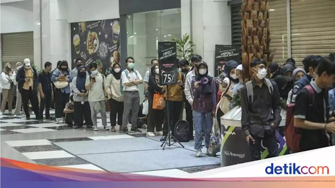 Wow, Antrean Bursa Kerja di Mall Sampai Mengular Panjang