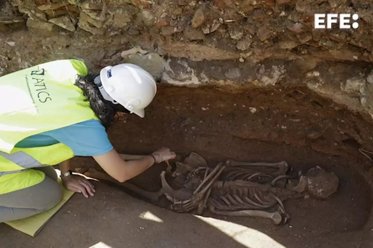 Encuentran siete tumbas con restos humanos en Barcelona