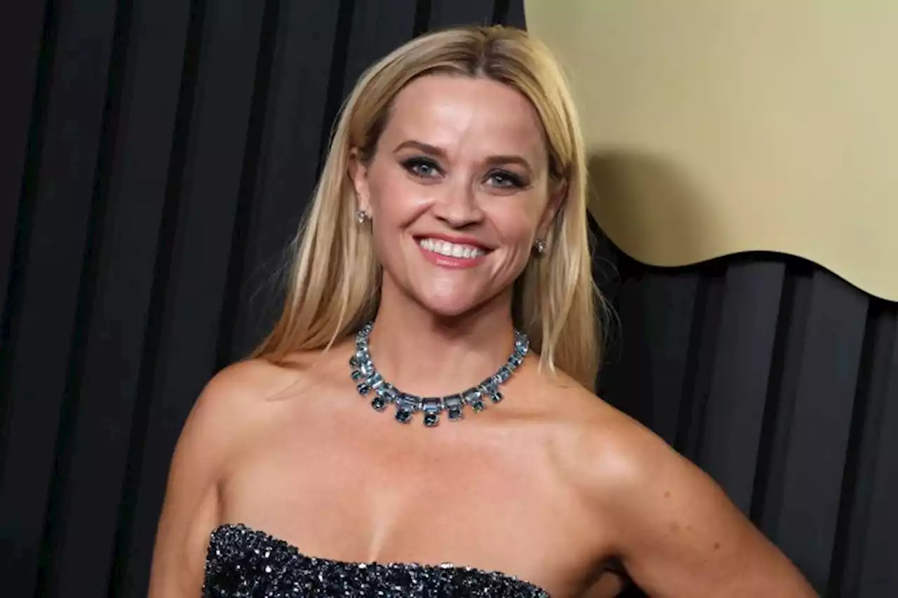 Reese Witherspoon Strolls The Streets Of Paris With Her Mom And Nieces