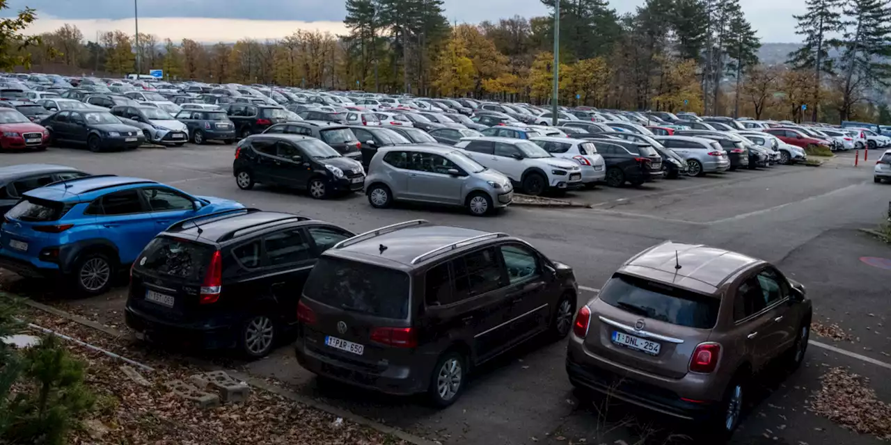 «18 euros les deux heures» : de plus en plus d'hôpitaux publics rendent leur parking payant