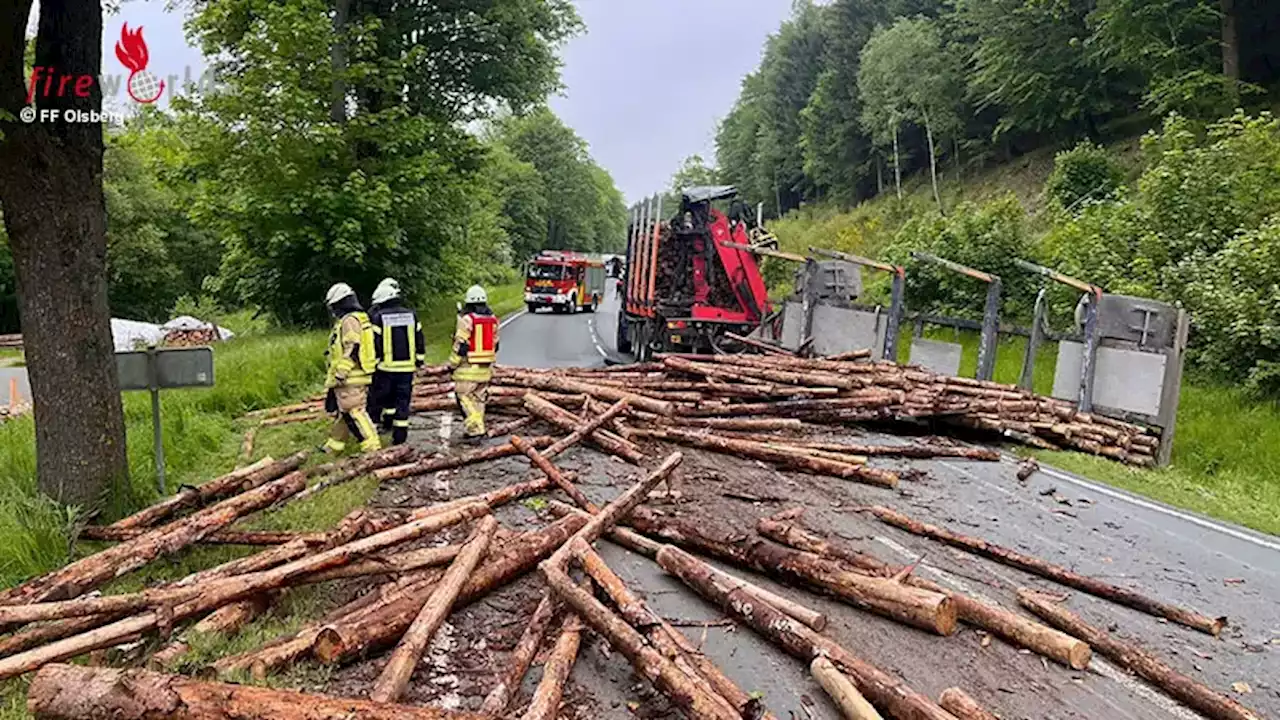 D: Lkw-Anhänger stürzt um und blockiert Bundesstraße 480 bei Olsberg mit jeder Menge Holz