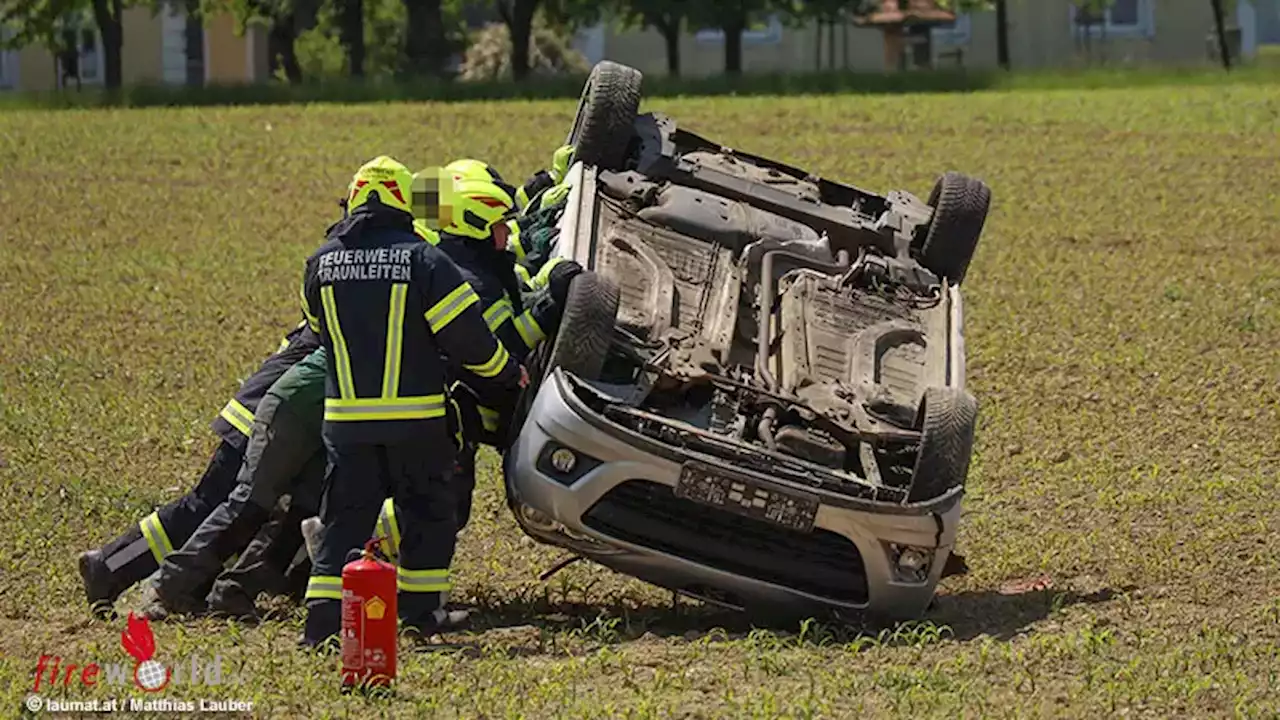 Oö: Pkw-Überschlag in ein Feld in Steinhaus bei Wels