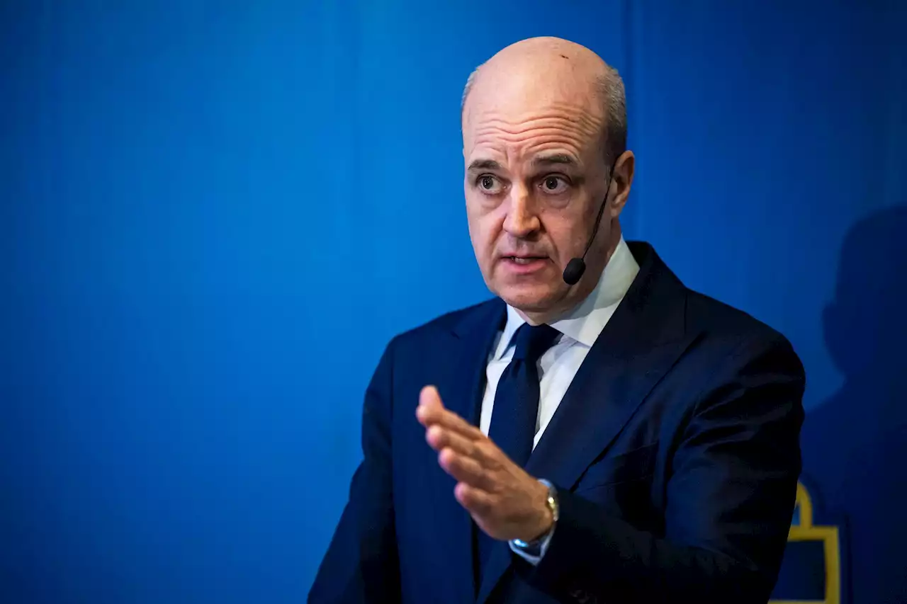 Fredrik Reinfeldt möter pressen efter derbyskandalen