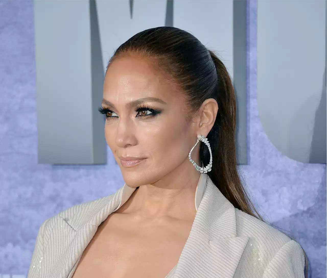 Jennifer Lopez, 53 ans, bombesque dans un maillot de bain jaune au décolleté plongeant Grazia