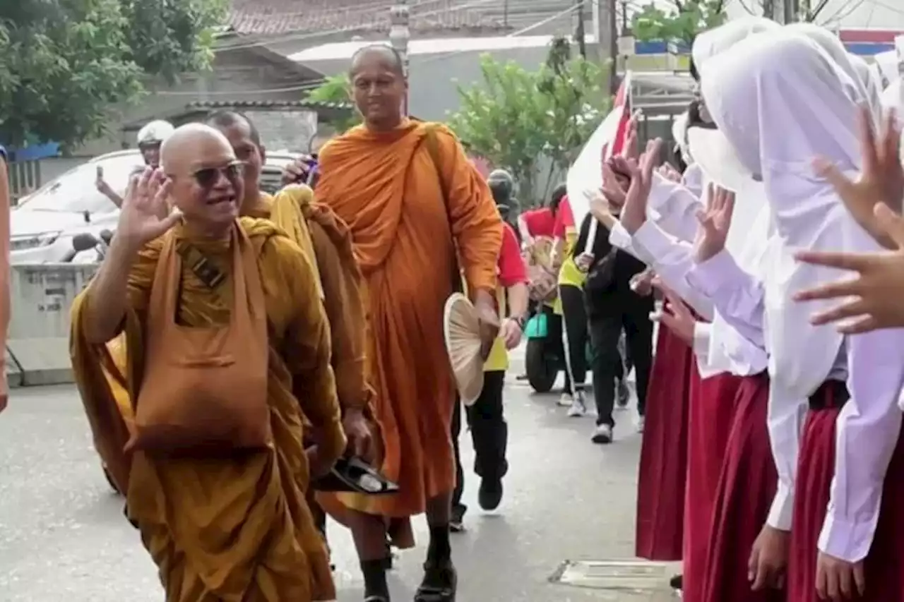 32 Biksu Thudong Laksanakan Pindapata di Vihara Buddha Jayanti - Jawa Pos