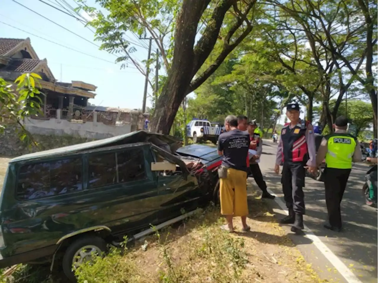 Toyota Kijang Oleng, Tabrak Pohon, Warga Durenan Tewas