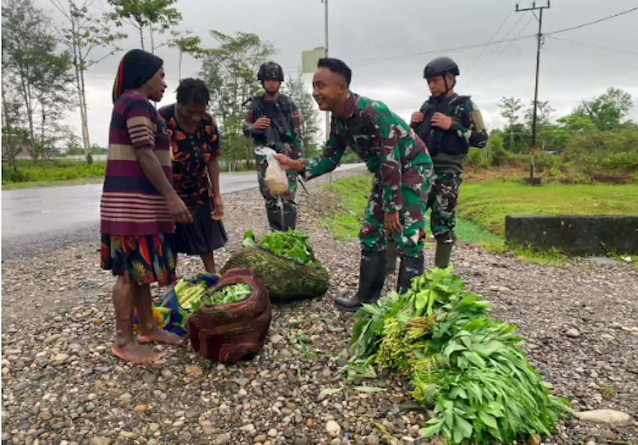 Satgas Yonif Raider 200/BN Membeli Hasil Kebun Masyarakat Yahukimo