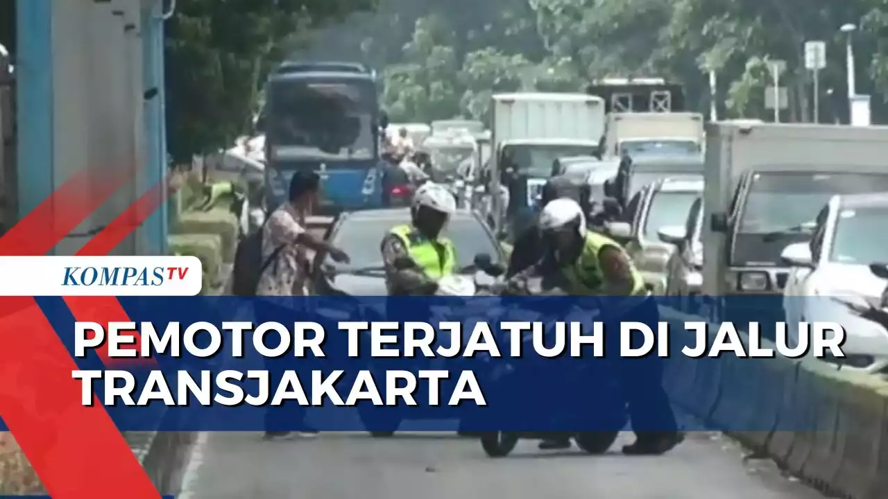 Pengendara Motor Terjatuh saat Hindari Razia Jalur Busway di Jakarta Pusat