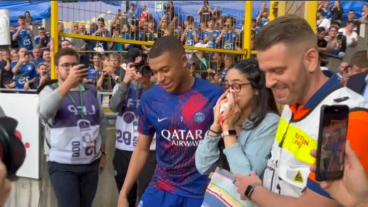 VÍDEO: Mbappé deixa adepta a sangrar com bolada e dá-lhe uma camisola