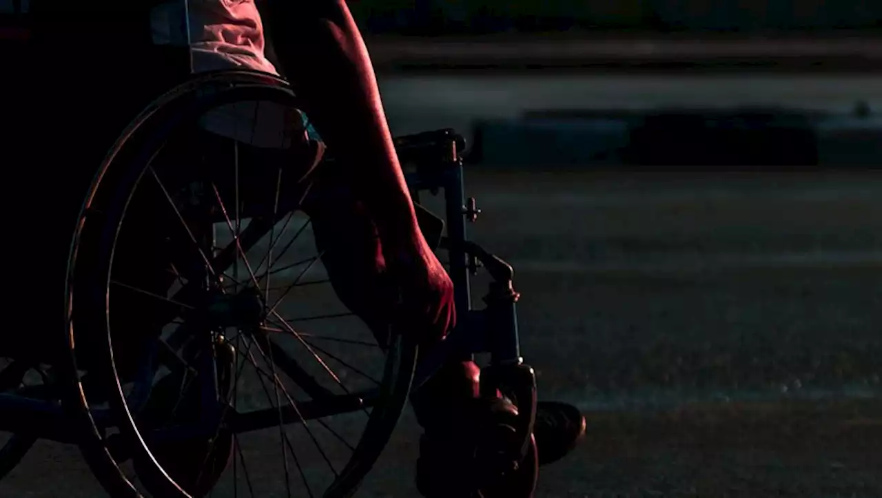 Alors que personne ne réagit, un homme saute de son fauteuil roulant pour faire un massage cardiaque à un jeune