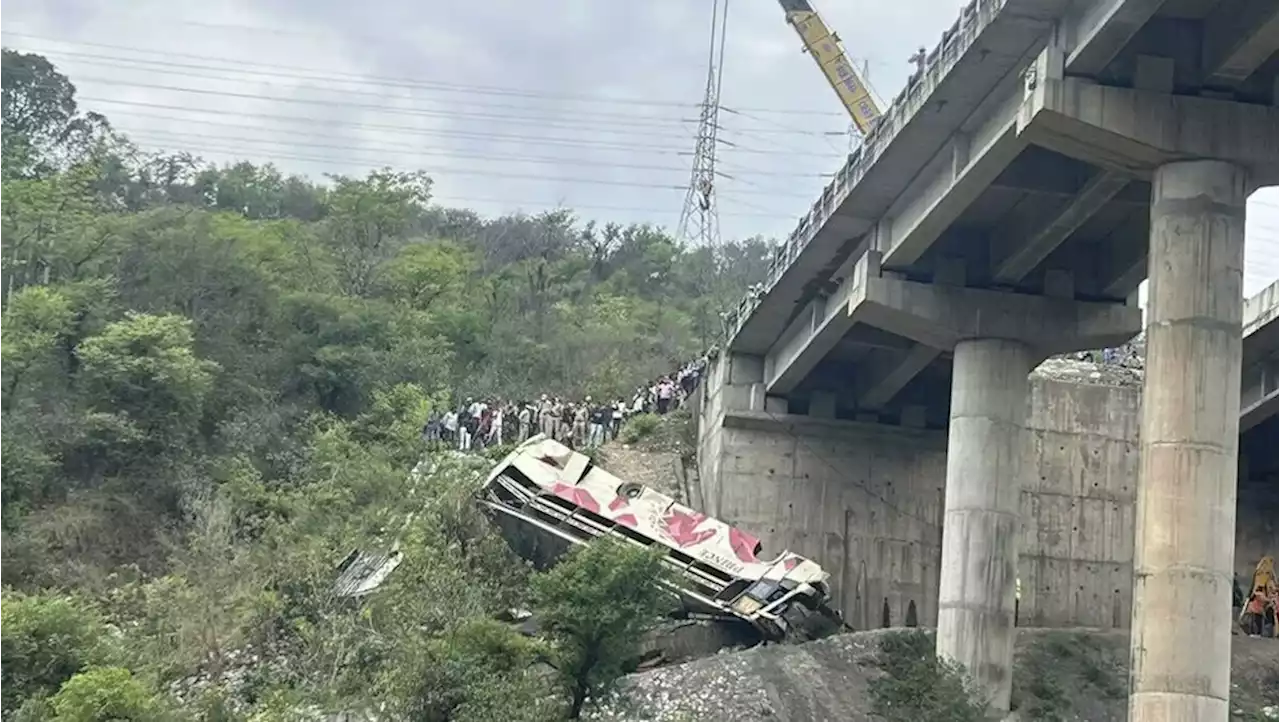 Accidente de autobús deja 10 muertos en Cachemira; cayó a barranco