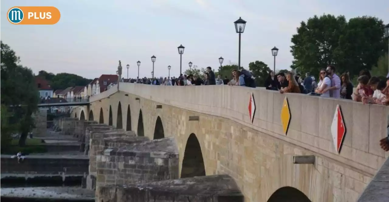 Brückenschoppen lockt auf die Steinerne: Regensburgs Wahrzeichen wird immer mehr zum Treffpunkt