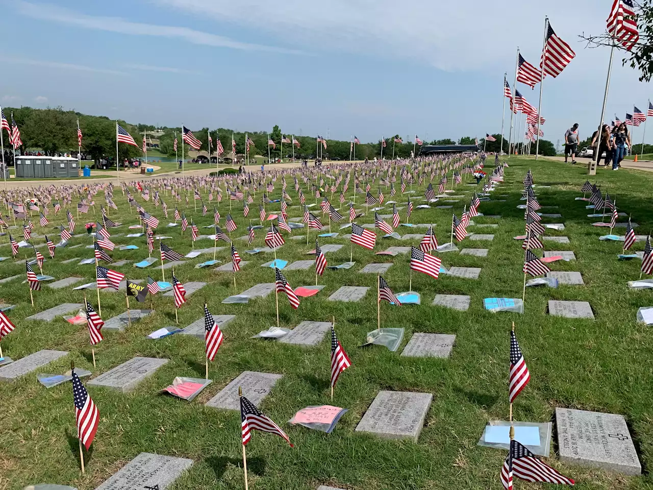 Memorial Day Ceremony Held at DFW National Cemetery as Families Honor Loved Ones