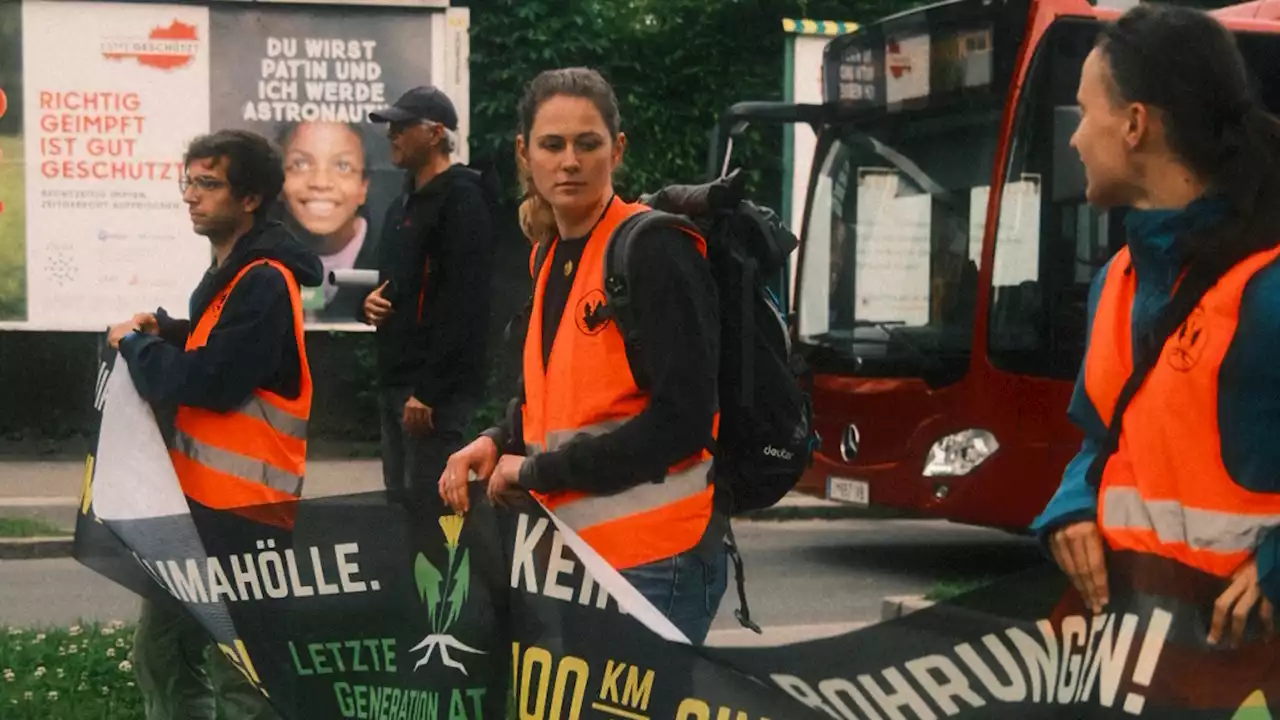 Protest in Tirol: Klima-Kleber blockieren erneut Straße