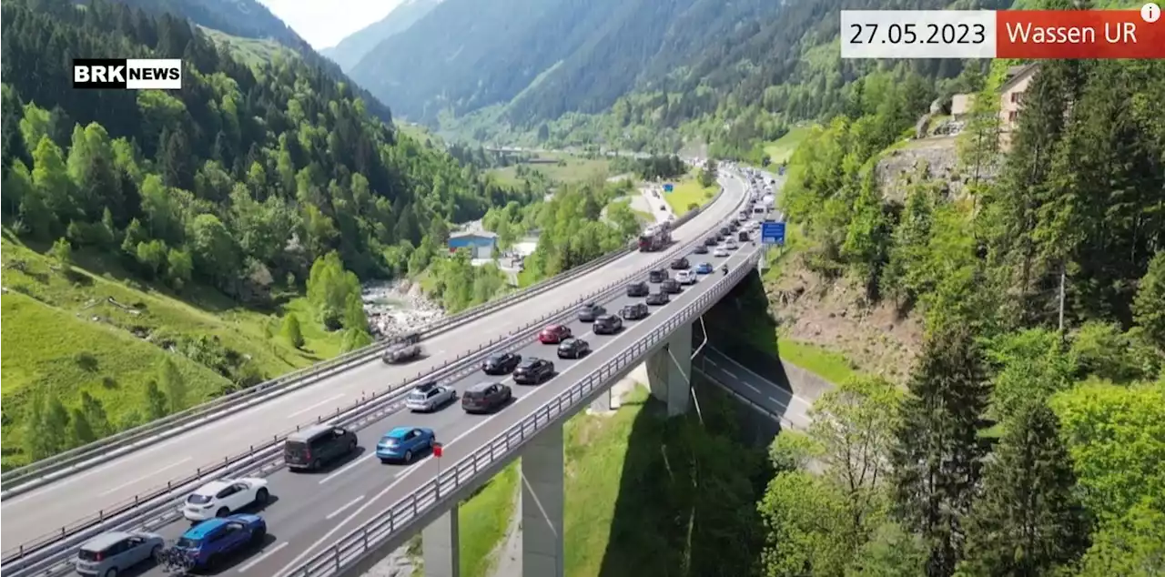 Wassen UR: 20 km Stau am Pfingstsamstag auf der Gotthardautobahn (Video)