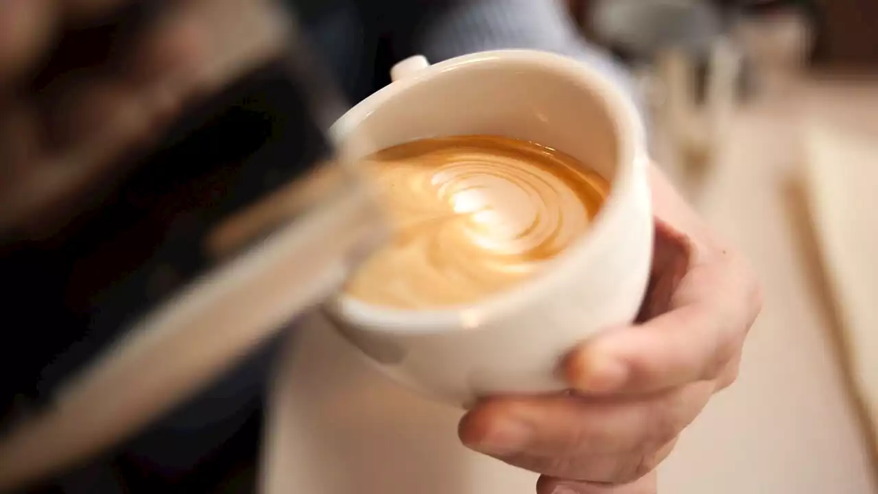 Colazione al bar, poi non paga e minaccia la commessa