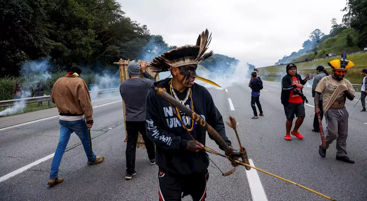 Protestos indígenas fecham autoestrada em São Paulo