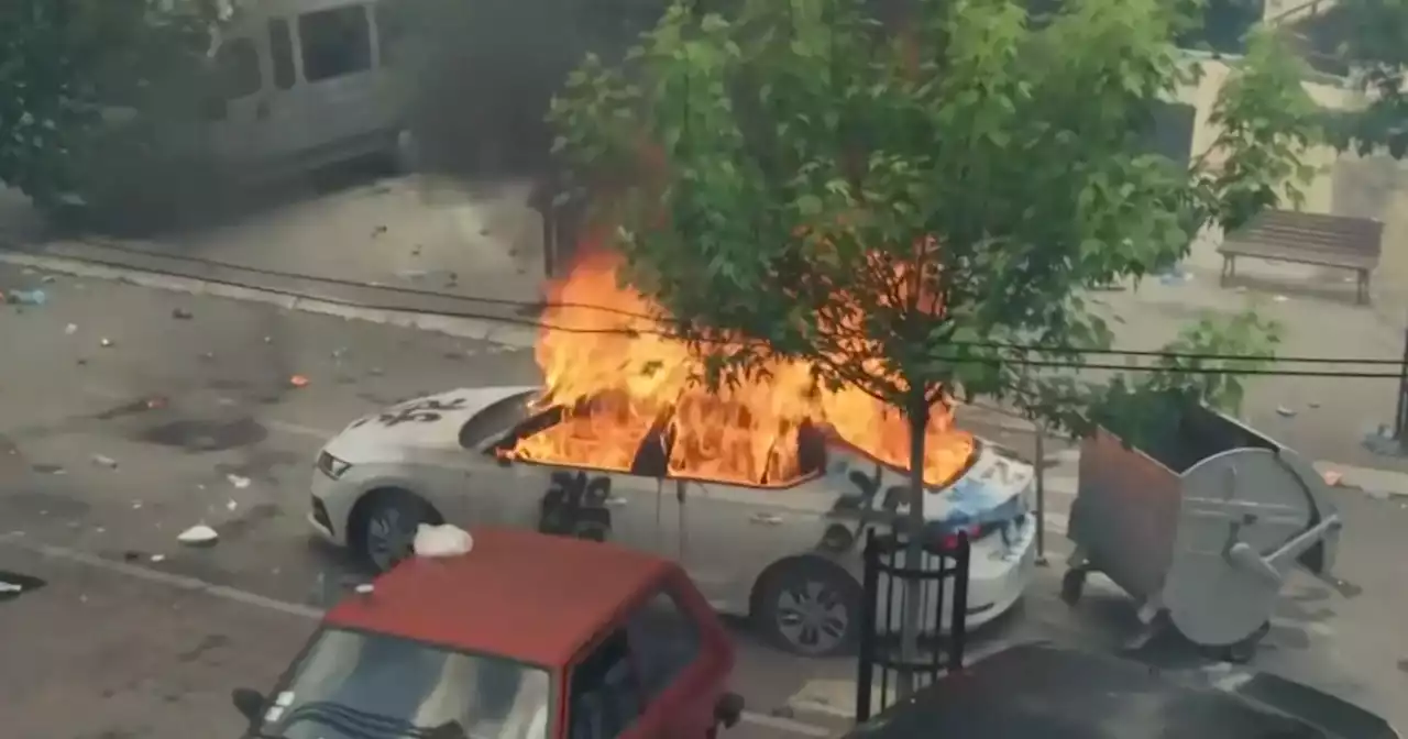 Confrontos entre manifestantes sérvio-kosovares e forças da NATO provocam mais de 50 feridos