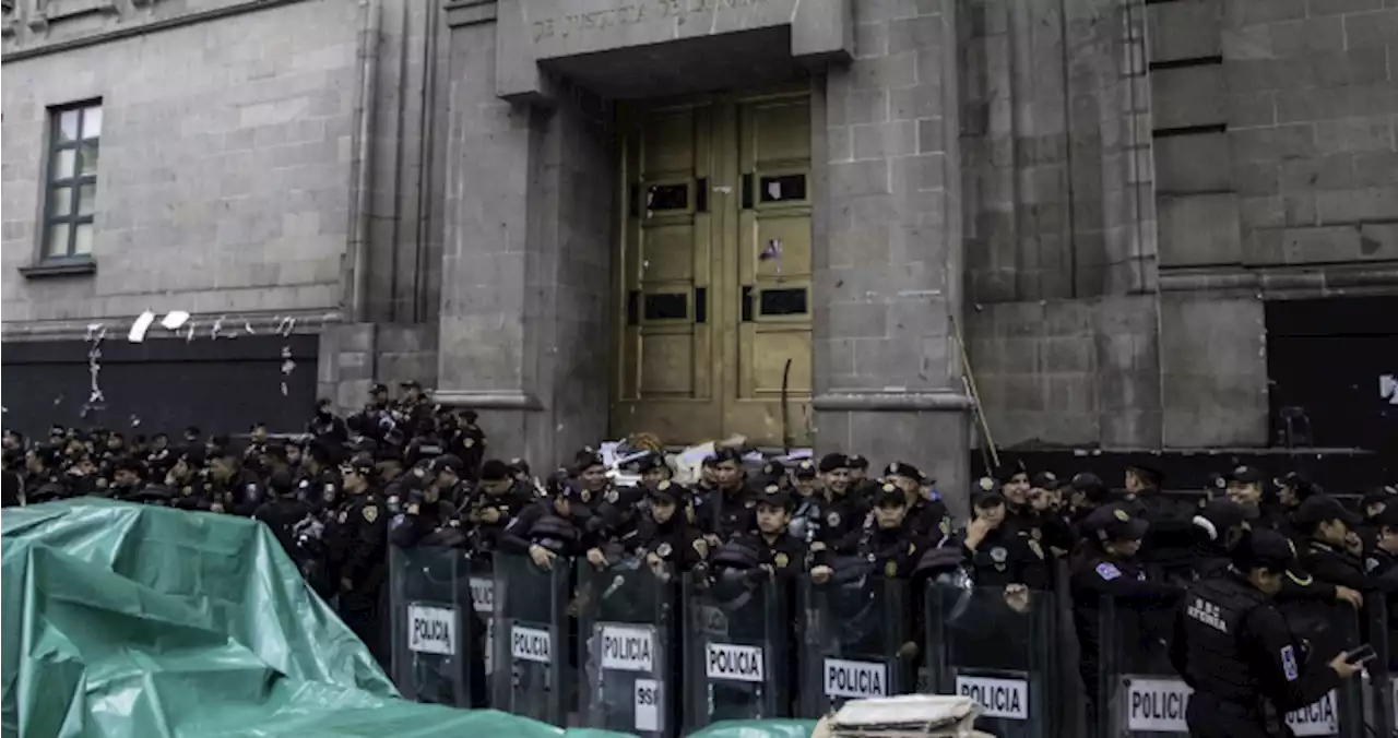 Manifestantes reinstalan plantón contra ministros de SCJN tras conflicto con ola rosa