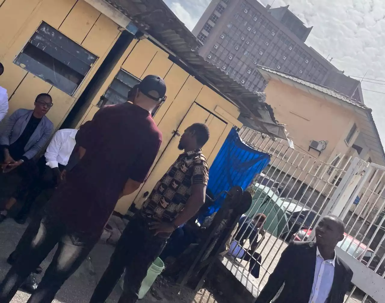 PHOTOS: EFCC officials locked out of Lagos office amid 'disagreement' with DSS | TheCable