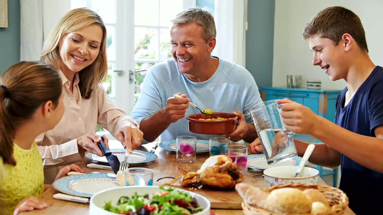 Family Has Rule Where They Don’t Eat Cell Phones At Dinner