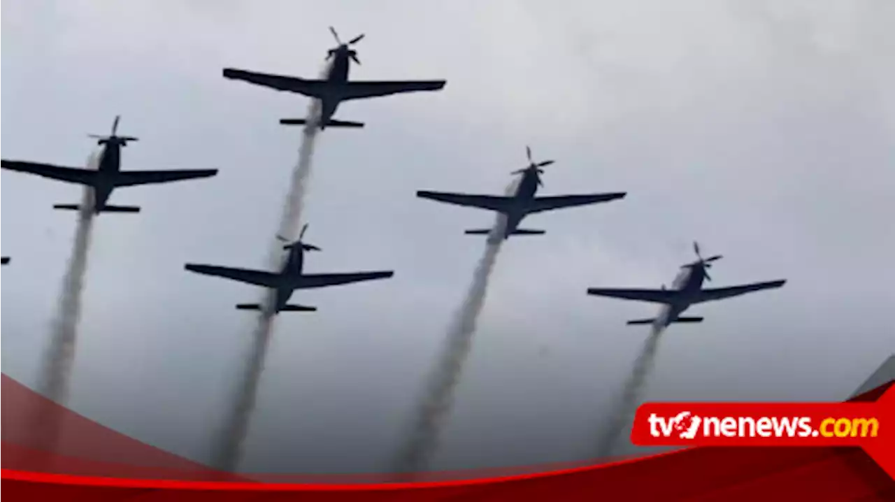 7 Pesawat TNI AU Manuver Udara Aerobatic di Langit Lampung