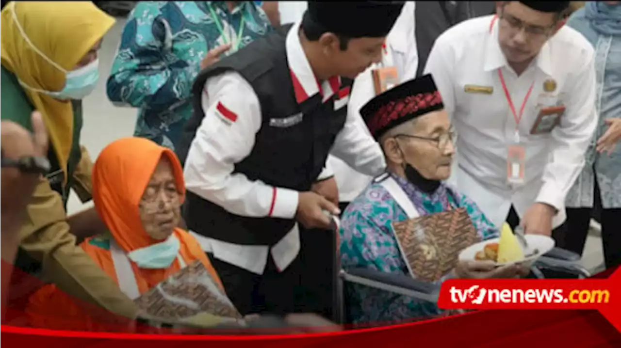 Hari Lansia Nasional, Gubernur Jatim Peringati Bersama Jemaah Haji Lansia di Embarkasi Surabaya