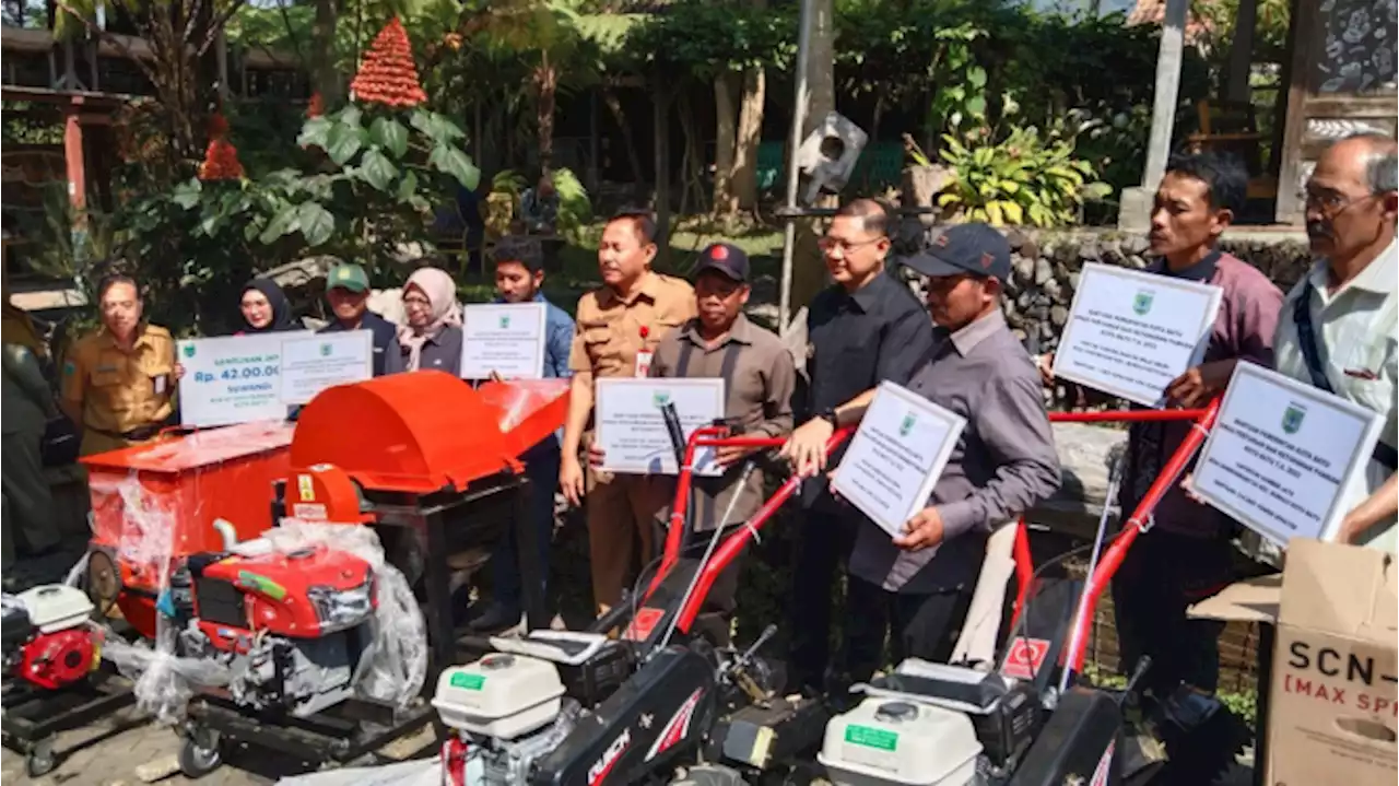 Dorong Produktivitas Petani DPKP Kota Batu Serahkan Alsintan