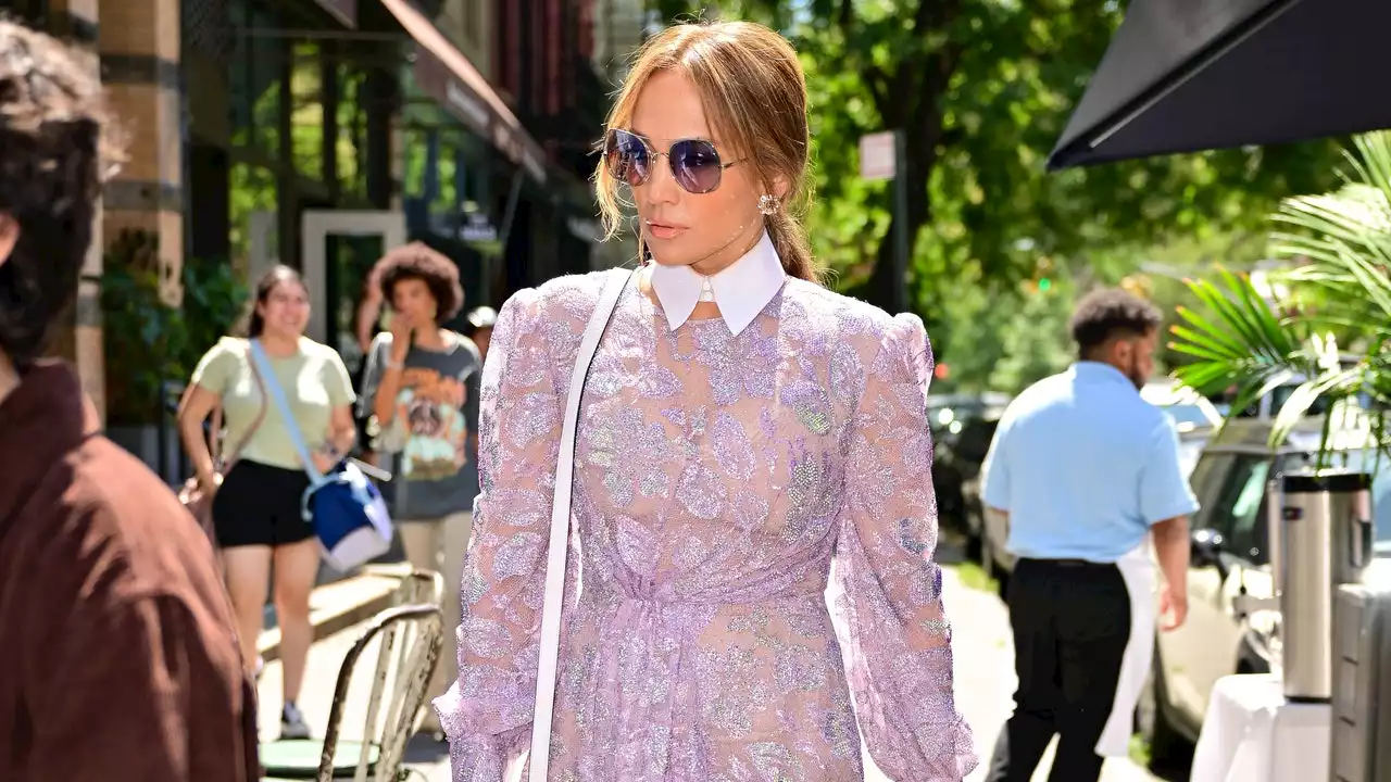 Cuando no lleva un estilo boho, Jennifer Lopez lleva vestidos de plumas