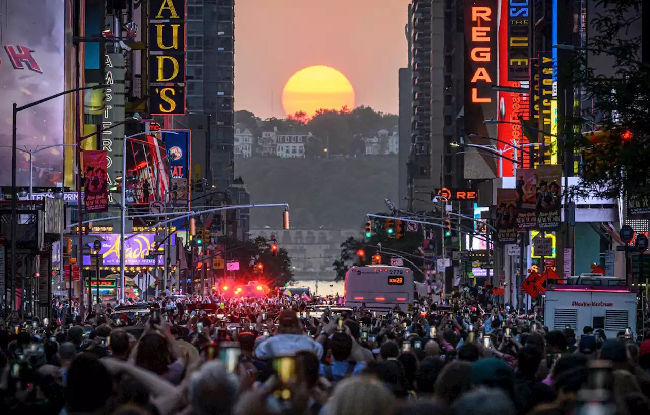 Le spectaculaire coucher du soleil entre les gratte-ciel de New York