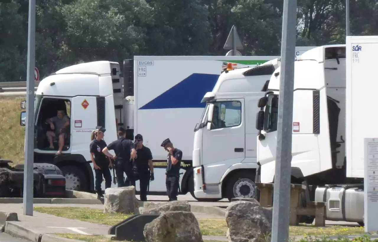 Un migrant soudanais meurt percuté par un camion à Calais