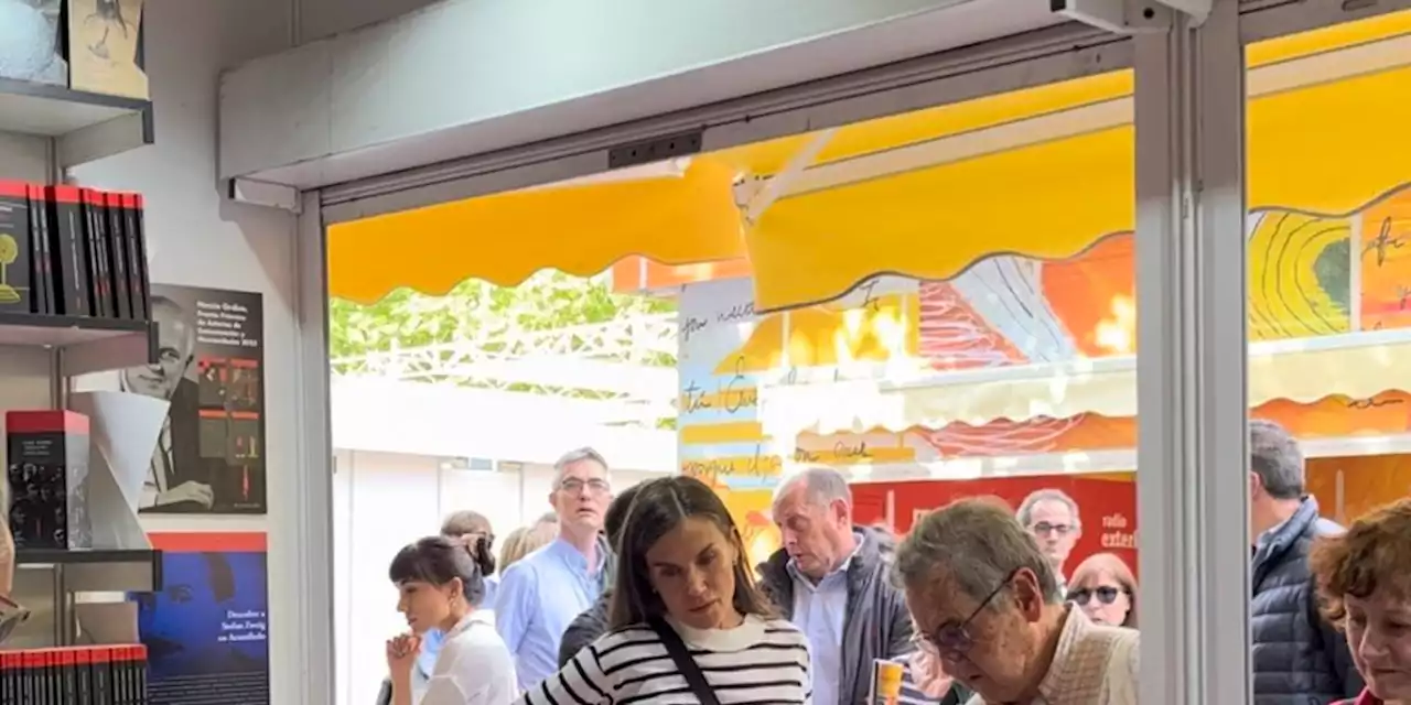 La Reina visita por sorpresa la Feria del Libro de Madrid