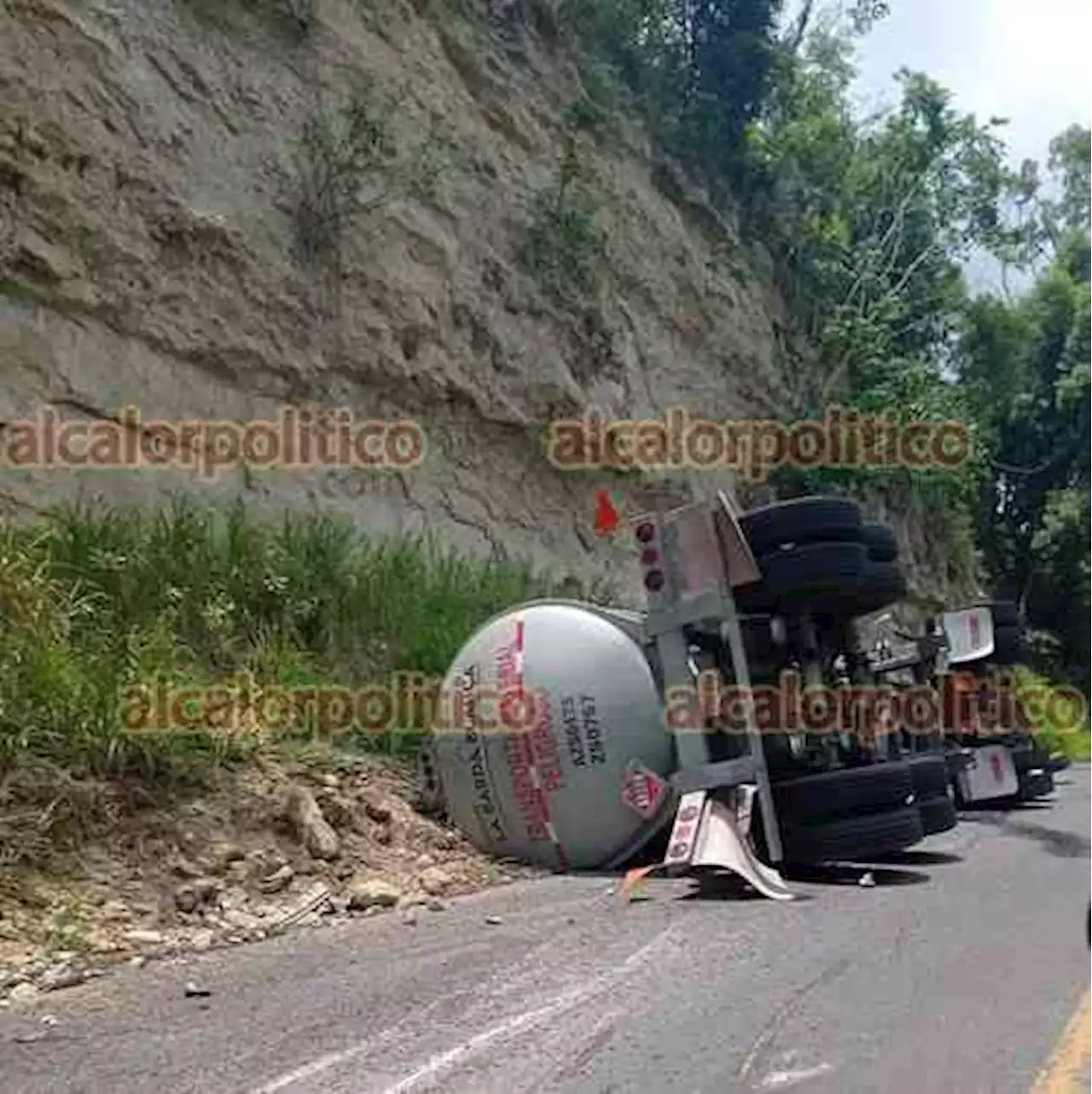 Volcadura de pipa cerró carretera Poza Rica-Papantla