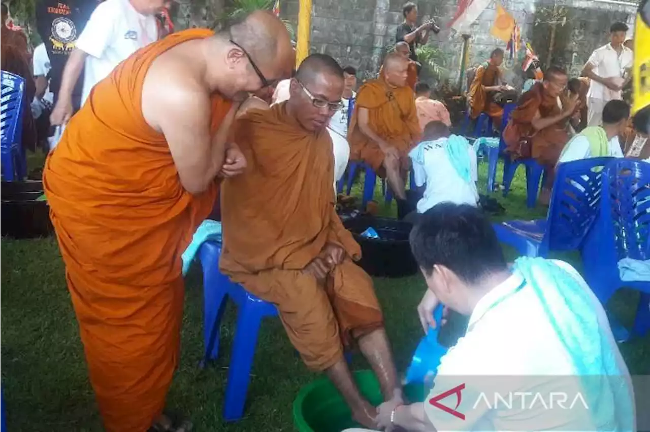 Biksu thudong finish di kawasan Borobudur