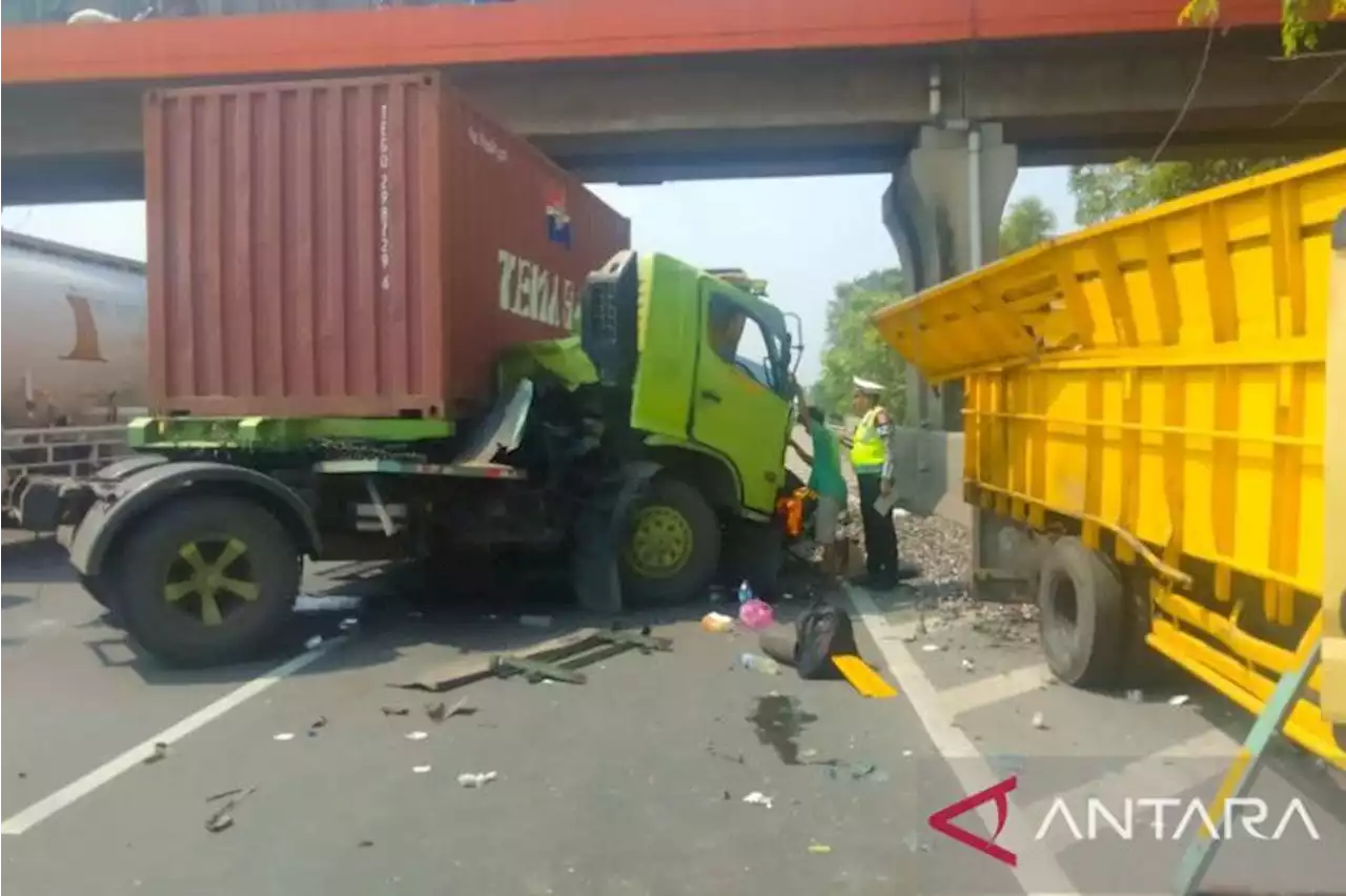 Dua kendaraan terlibat kecelakaan di Tol Tangerang-Merak