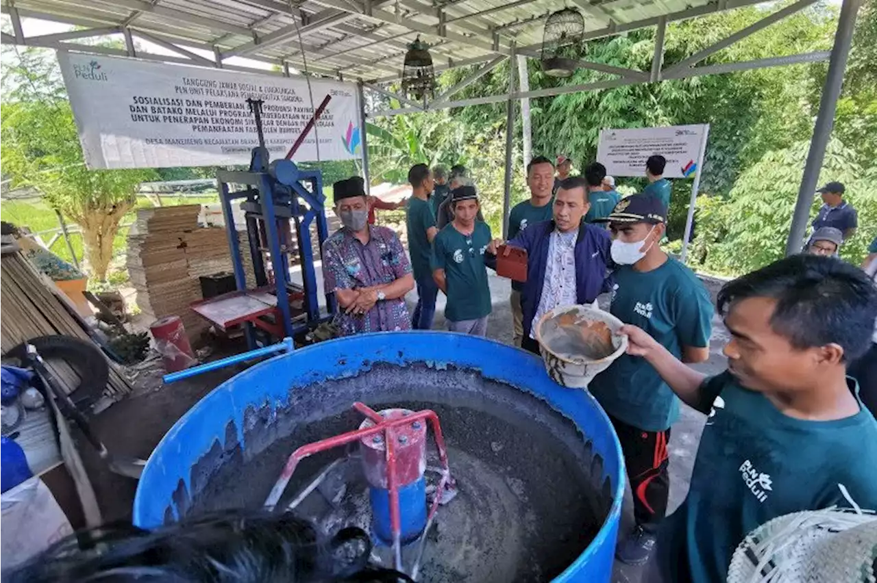 PLN NTB berikan bantuan Rp111 juta untuk UMKM pengolah limbah