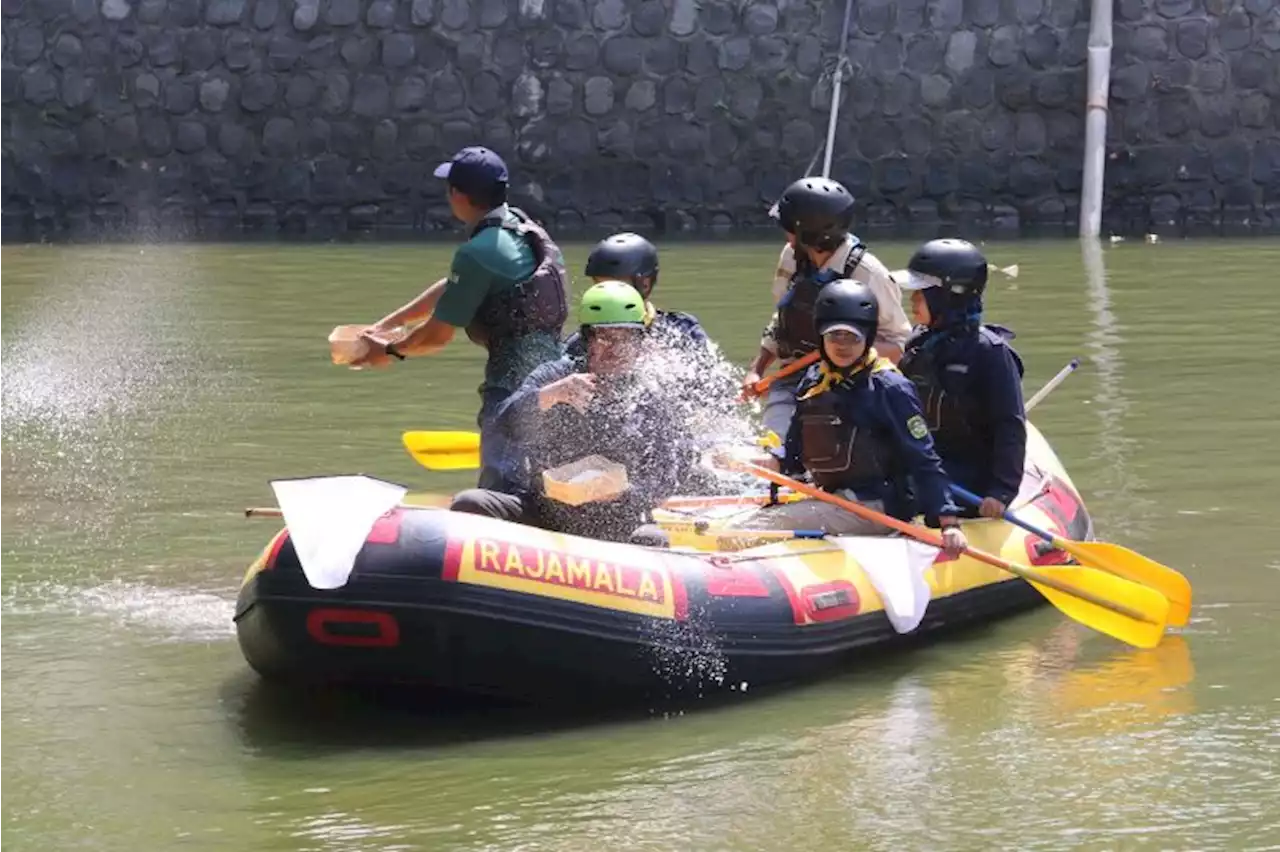 UNS jernihkan danau kampus jelang Hari Lingkungan Hidup Sedunia