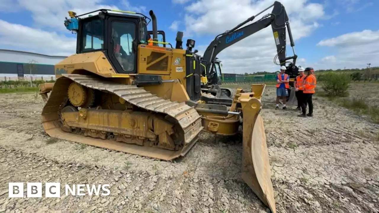 Northampton engineering students taken to DIRFT building site