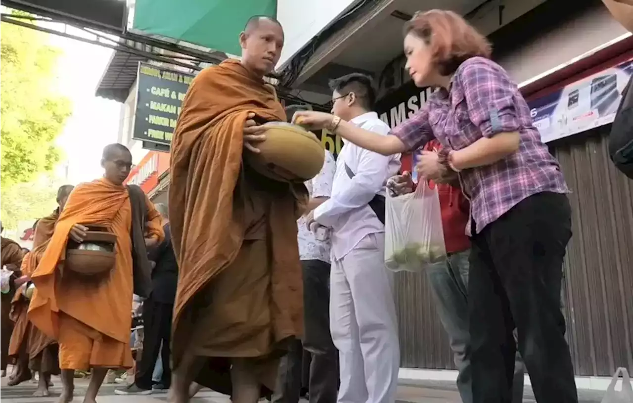 Ikuti Pindapata di Magelang, Biksu Berbaris Rapi Berjalan Terima Sekedah dari Umat