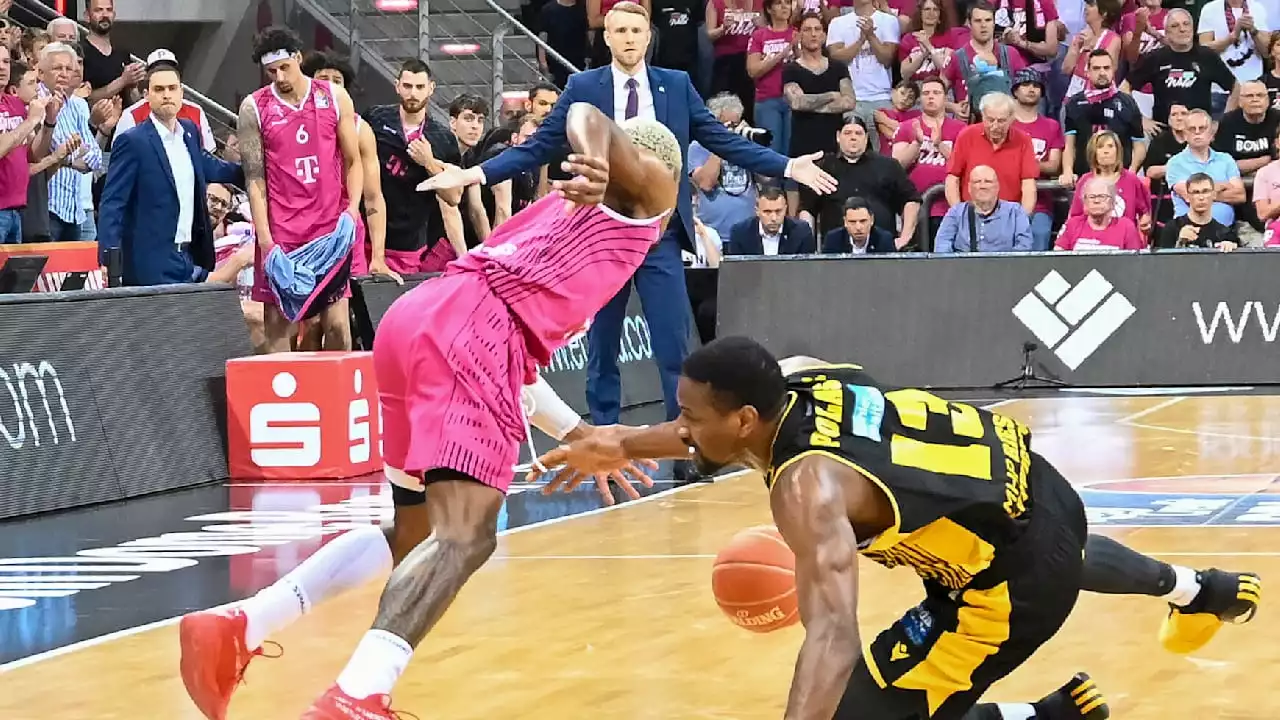 Basketball: Bonn-Trainer Tuomas Iisalo geht auf Polas Bartolo von Ludwigsburg los