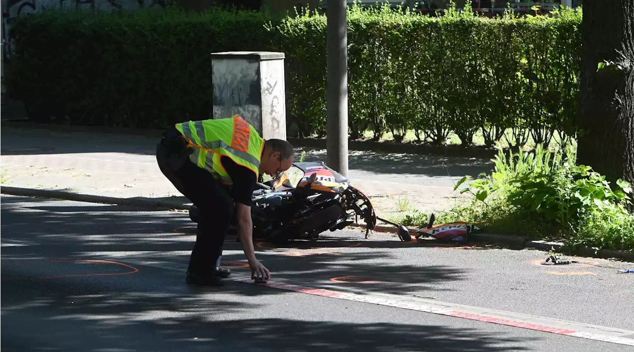 Biker kracht in Tempelhof gegen Baum – Klinik!