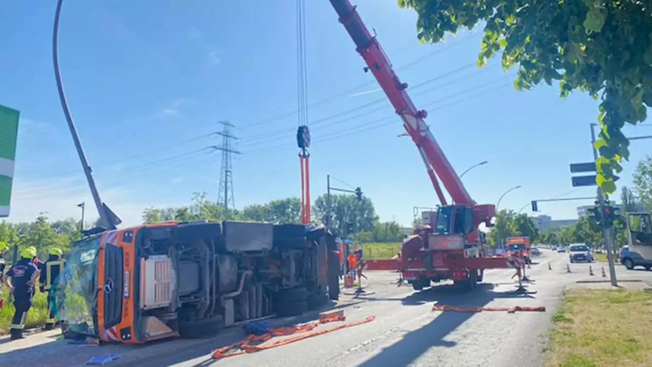 Marzahn: Müllwagen kippt um – Spezial-Kran muss anrücken