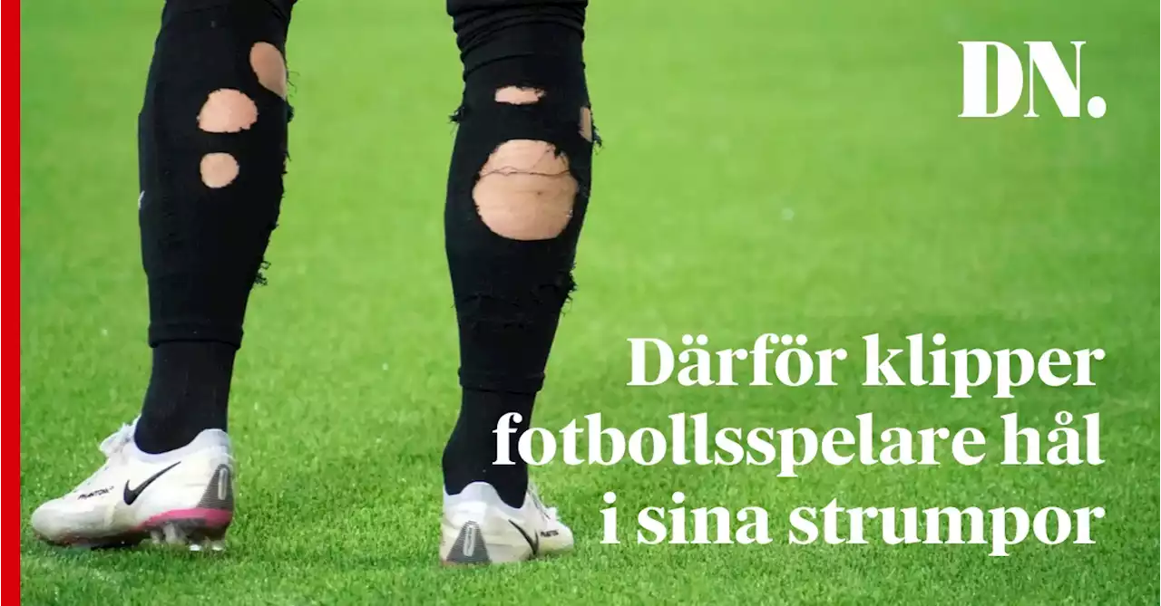 Därför klipper fotbollsspelare hål i sina strumpor