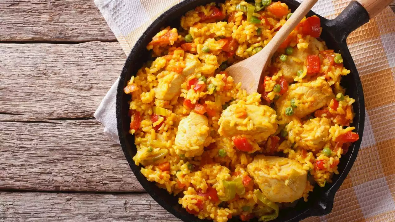 Arroz con pollo: la receta ideal y económica para tu meal prep semanal