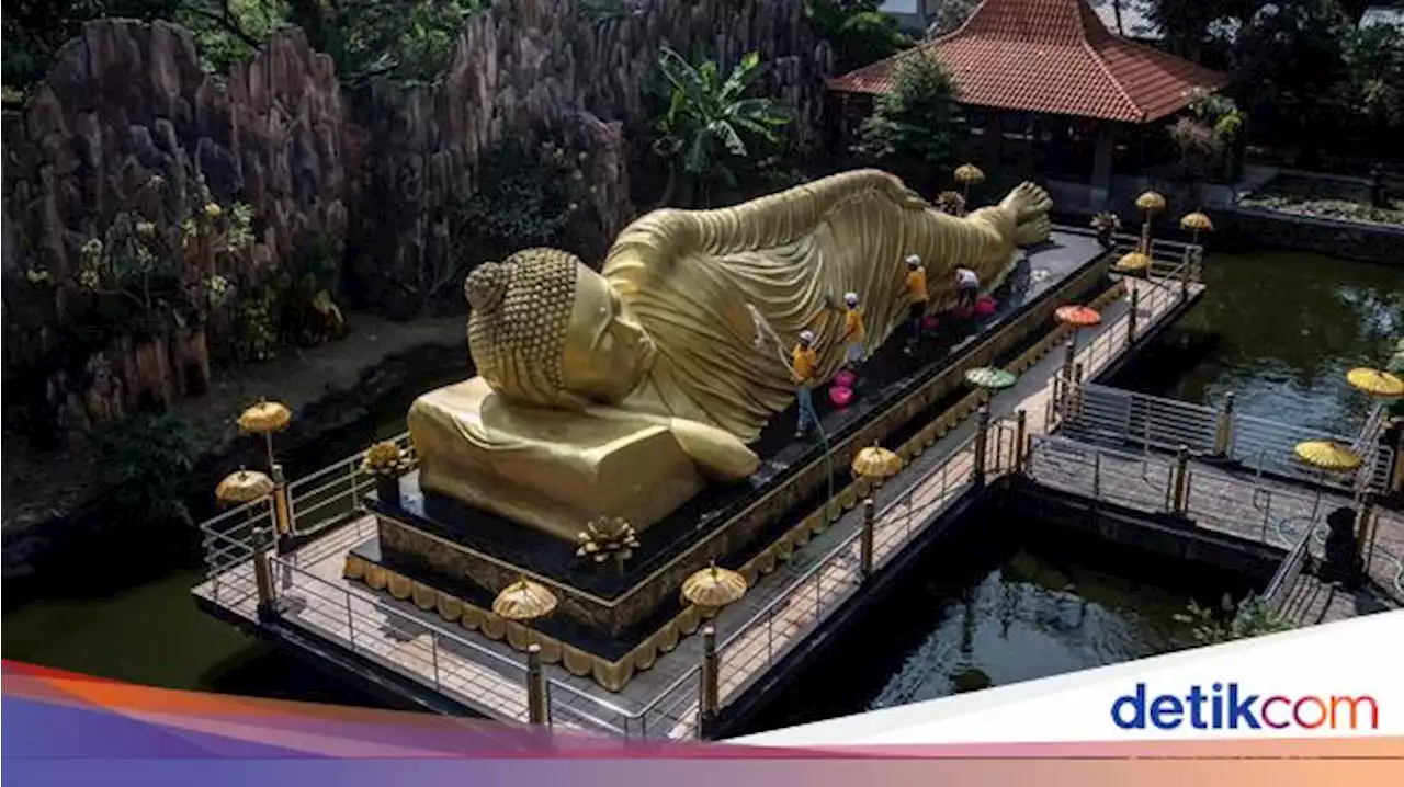 Umat Lintas Agama Ikut Mandikan Patung Buddha Tidur di Mojokerto