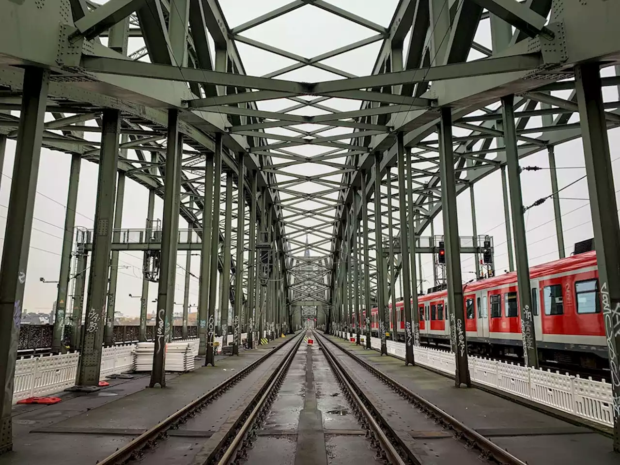 Wahnsinns-Aktion in Köln: Mann (31) in Lebensgefahr sorgt für Sperrung der Hohenzollernbrücke