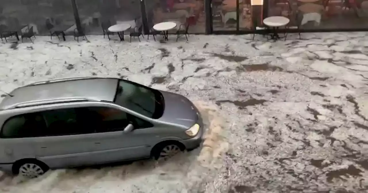 Cambiamenti climatici, violenta grandinata sul Lago di Garda: strade imbiancate e trasformate in fiumi - Video - Il Fatto Quotidiano