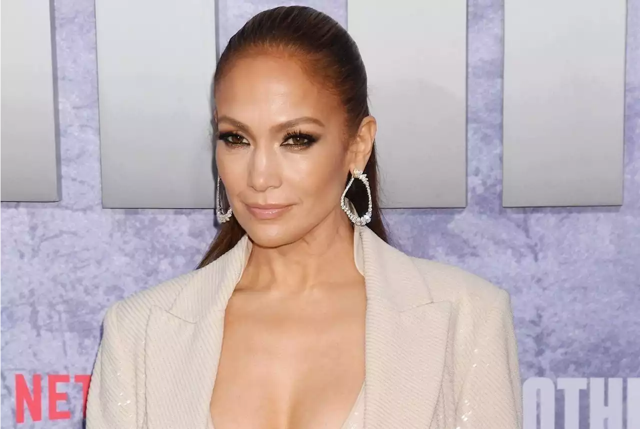 Maillot de bain jaune ultra échancré, foulard dans les cheveux, lunettes de soleil… Jennifer Lopez sublime dans un look rétro