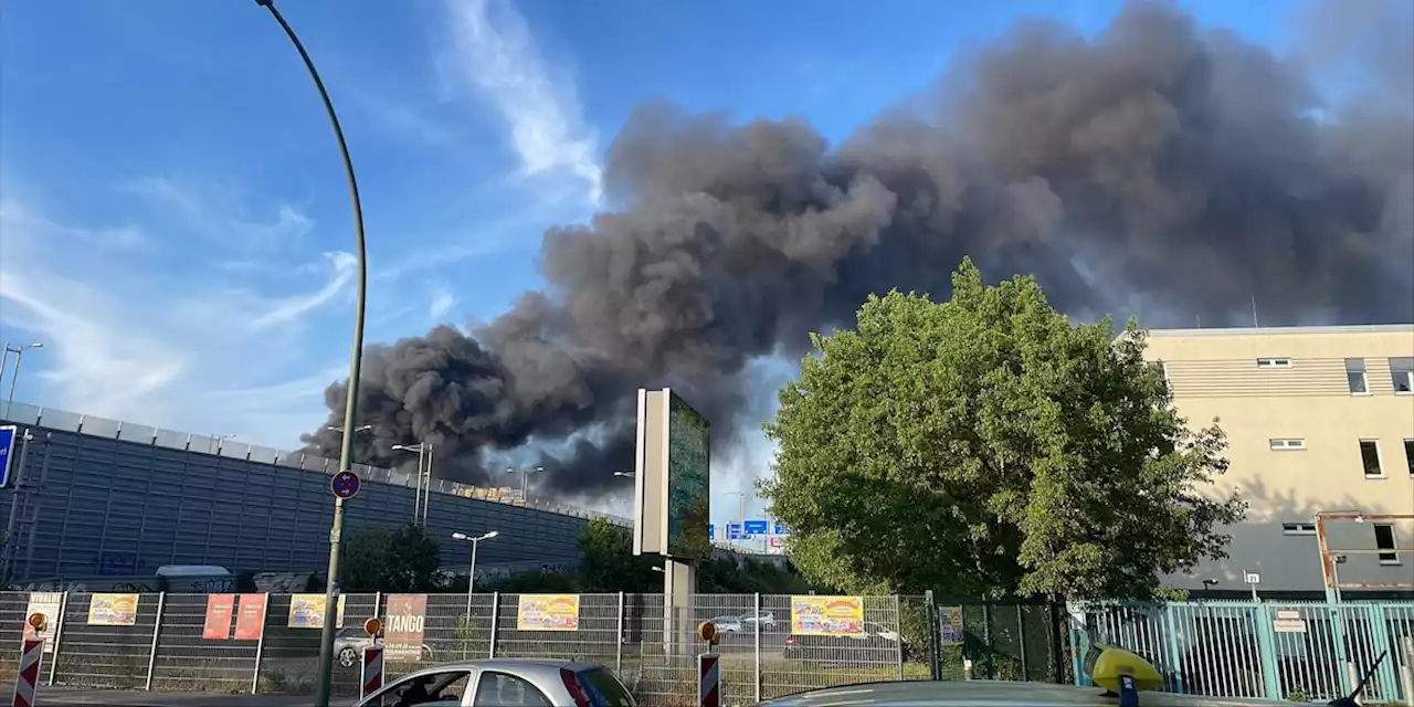 Meterhohe Rauchsäule über Berlin - Brand auf Autobahn 100